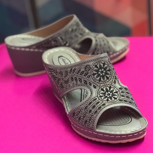 Size 10 Italina Gray Tribal Sequin Studded Slip On Sandal Wedges - Picture 3 of 7